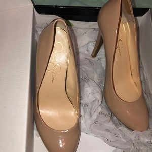 Nude pumps